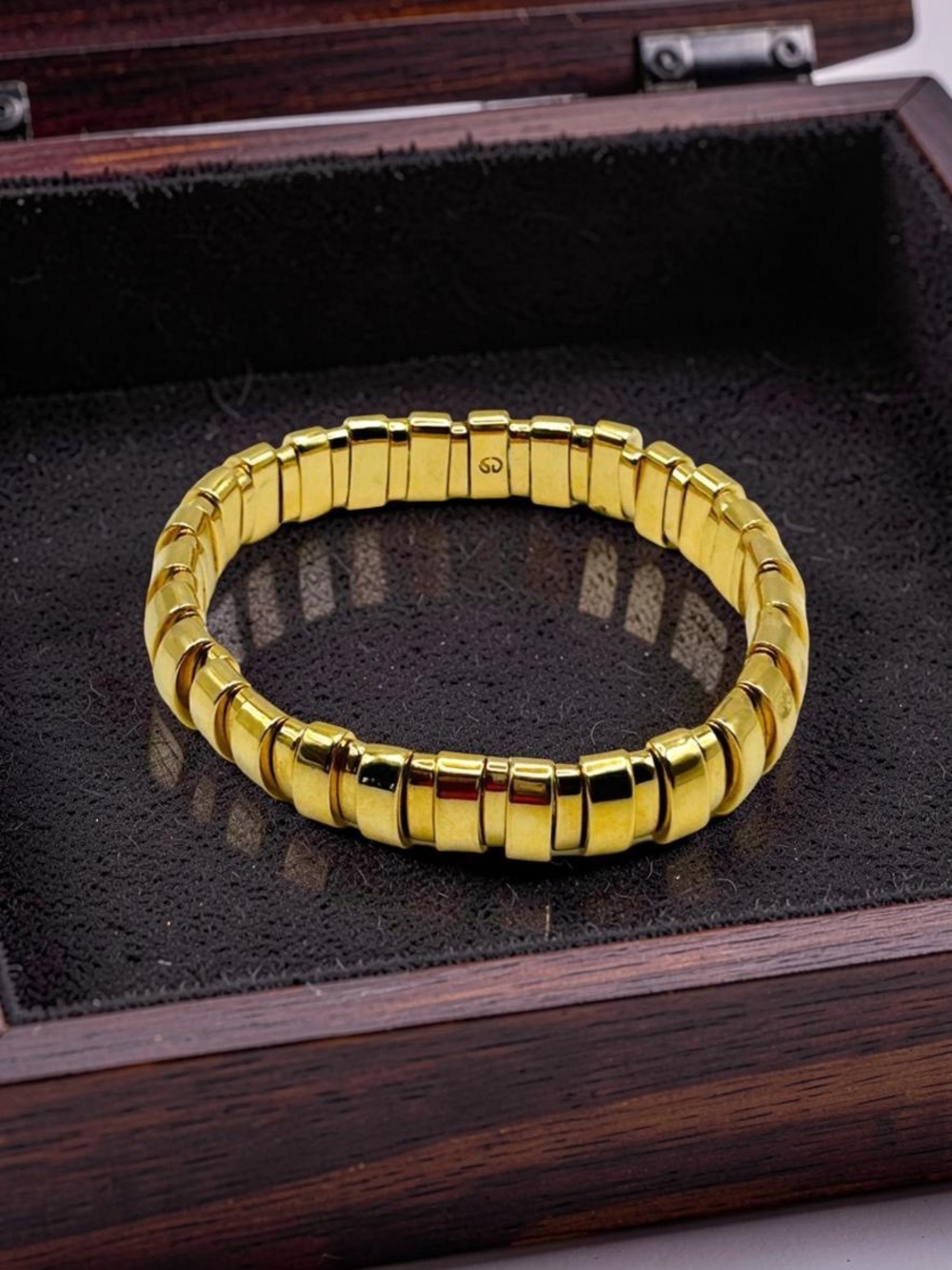Beautiful Women's St John Gold Tone Stretch Bracelet 6-8"